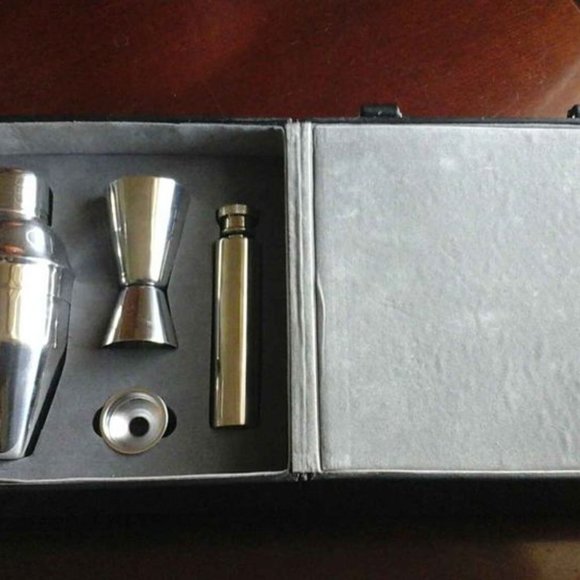 RARE Burn Notice TV Show Collectible Promo Martini Travel Cocktail Set w/ Lock - Picture 4 of 6